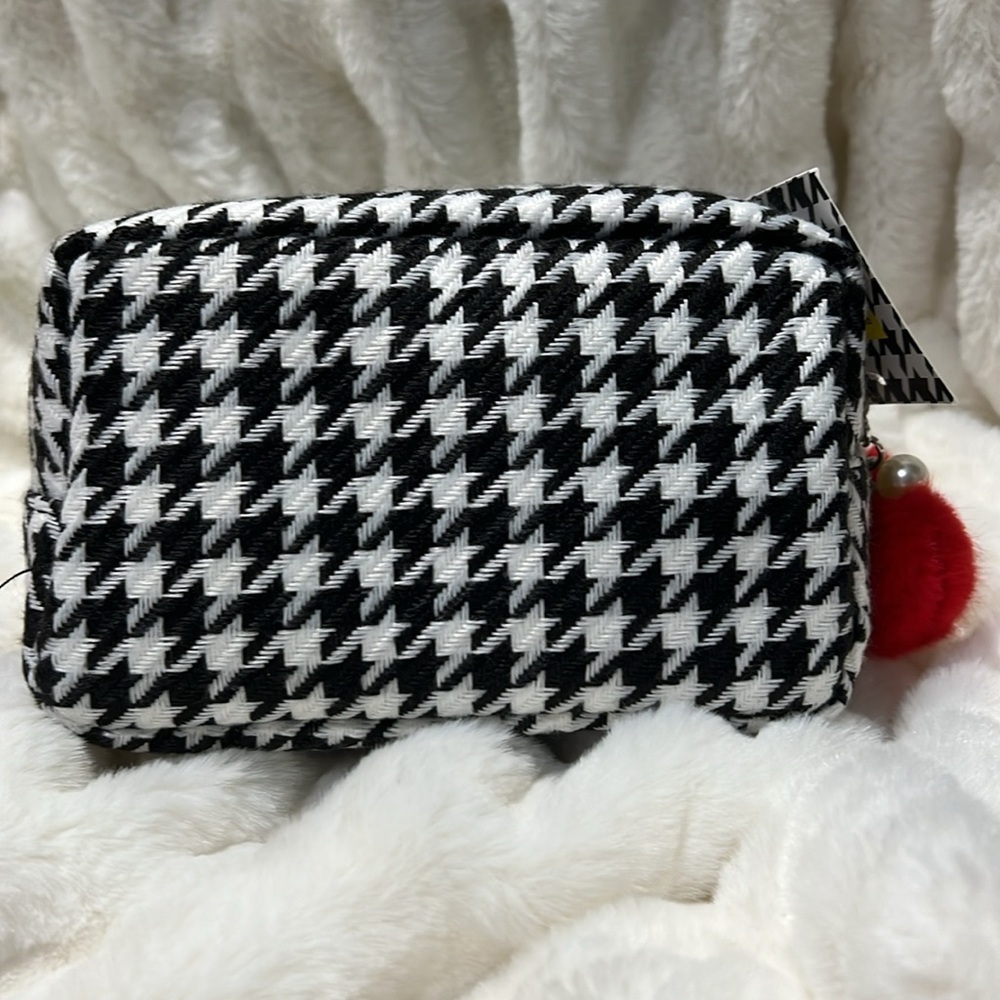 PRICE IS FIRM Revolution Emily in Paris City of Love Eyeshadow Palette & Bag Set - Picture 4 of 8